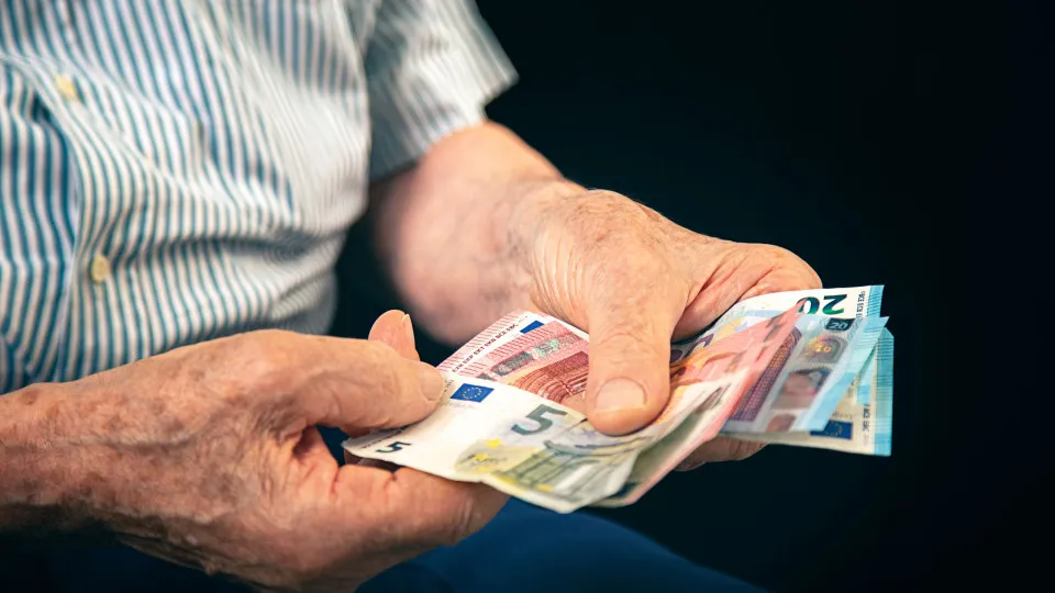 Atenção, reformados: Pensões caem hoje na conta e já com aumento