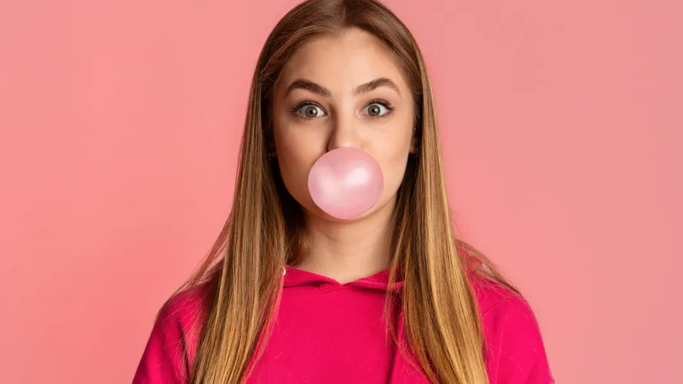 Mastiga e deita fora? Os benefícios inesperados de mascar pastilhas