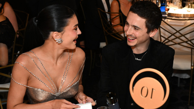 Timothée nos Globos de Ouro. Beijos e menção de Kylie Jenner em discurso