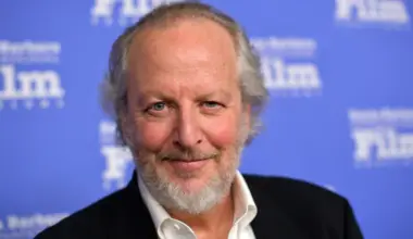 Ator de "Sozinho em Casa" acusado de solicitar serviços de prostituição