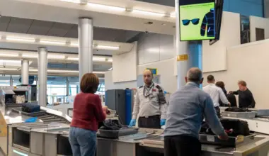 Idoso tenta apanhar avião com a mulher morta em cadeira de rodas