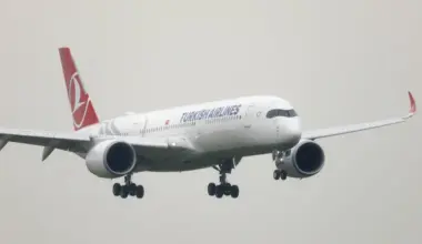Polícia cerca avião que aterrou de emergência em Barcelona