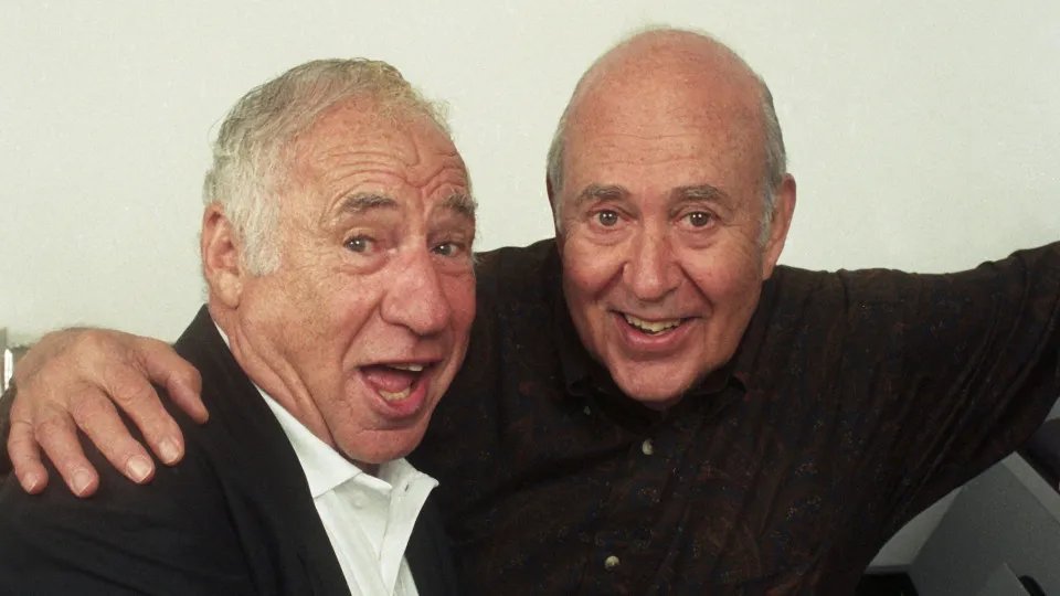 Carl Reiner desmaiou no WC e morreu. Amigo Mel Brooks estava presente