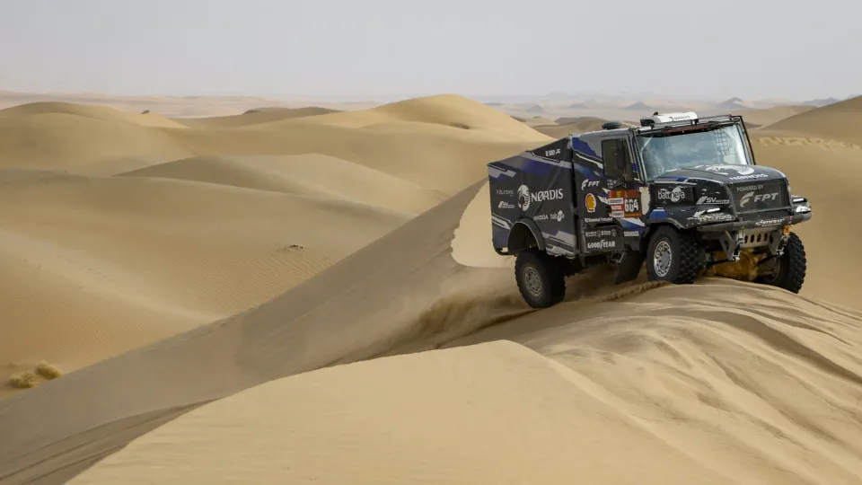 Primeira vitória portuguesa no Dakar a uma etapa de distância