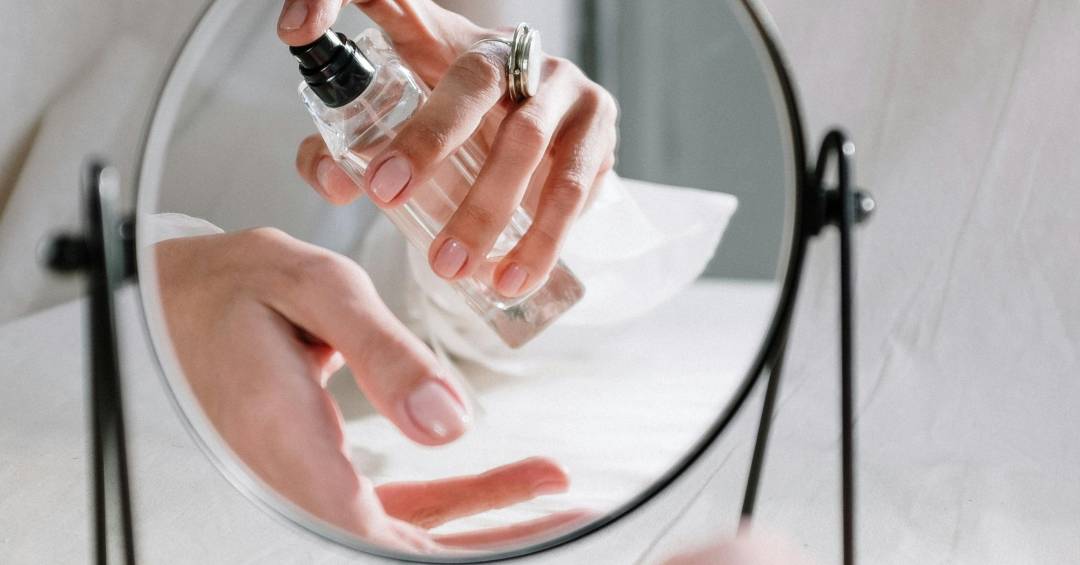 5 perfumes refrescantes para aguentar o calor intenso do verão 2026