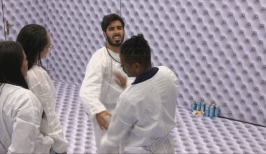 Ricardinho aperta o botão vermelho do Quarto Branco do BBB 26 - Gshow