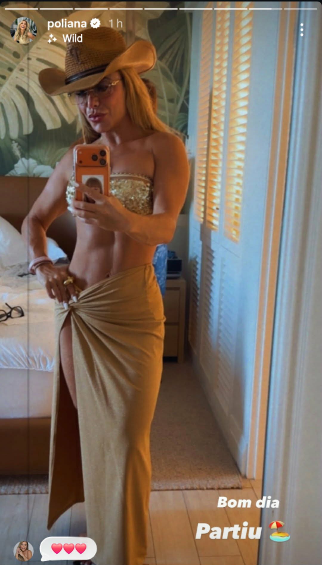 Poliana Rocha de biquíni dourado