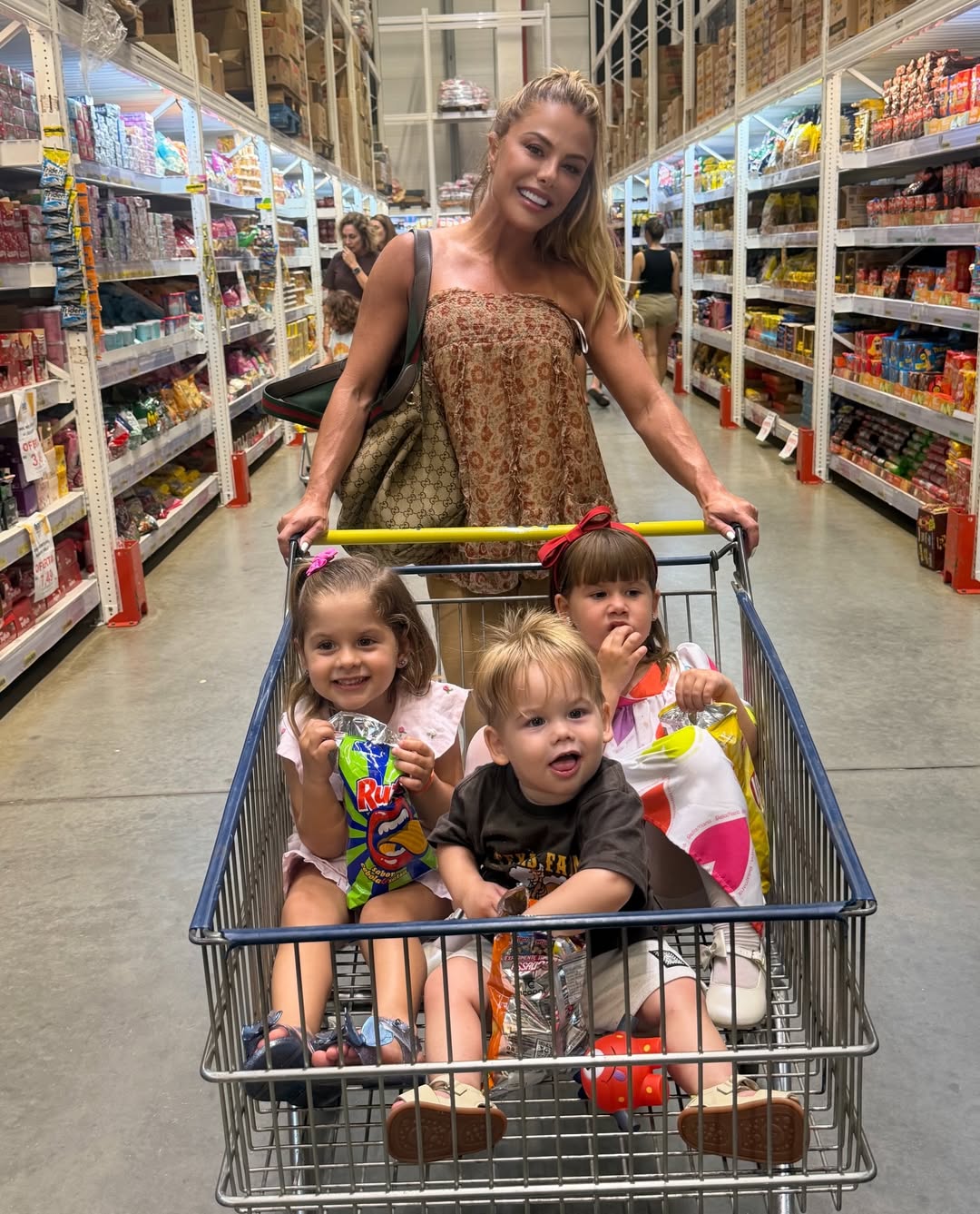 Poliana Rocha mostra passeio com os netos em mercado - Foto: Reprodução / Instagram @poliana