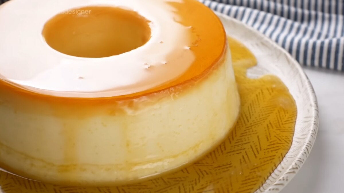Detalhe do pudim de iogurte desenformado, com calda uniforme cobrindo o topo