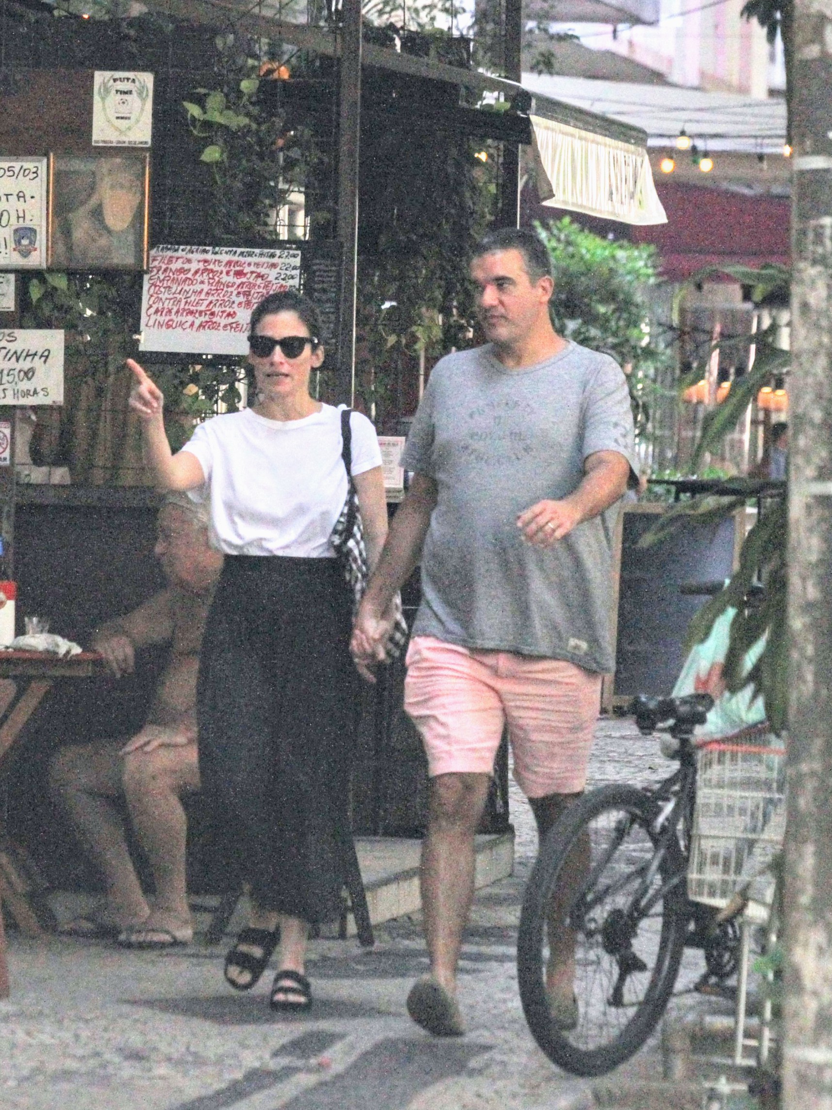 Renata Vasconcellos faz rara aparição com seu marido, Miguel Athayde - Fotos: Dan Delmiro / AgNews