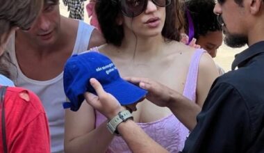 Rosalía dá um rolé na Praça XV, em tradicional feira de antiguidades no Rio de Janeiro