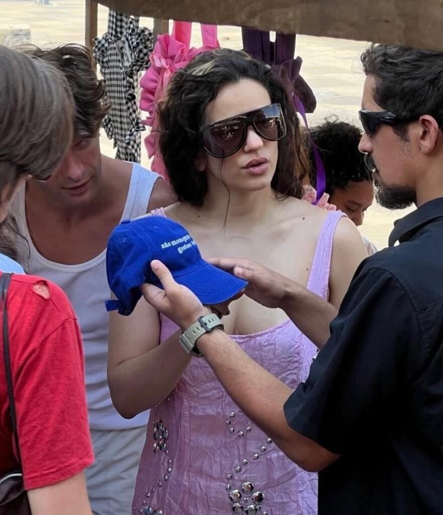 Rosalía dá um rolé na Praça XV, em tradicional feira de antiguidades no Rio de Janeiro