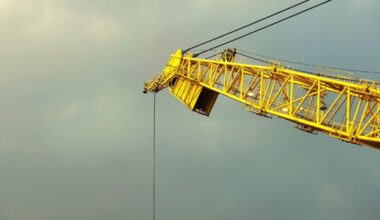 Queda parcial de grua em Paços de Ferreira causa um ferido grave