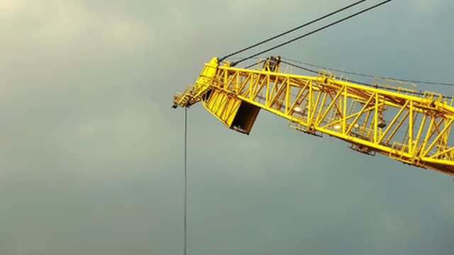 Queda parcial de grua em Paços de Ferreira causa um ferido grave