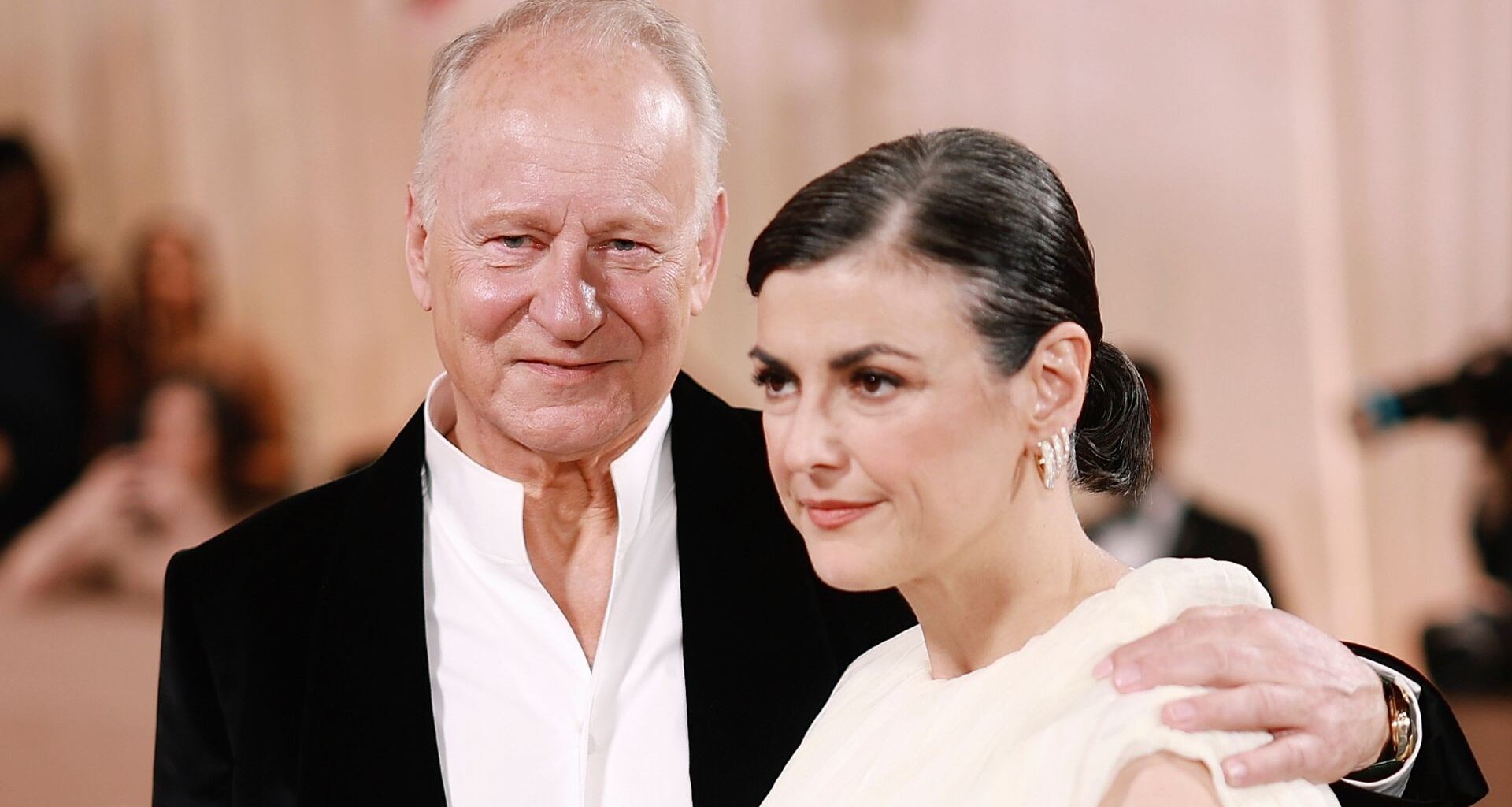 Quem é a esposa homenageada no discurso de vitória de ator no Globo de Ouro por seu 'amor bruto'