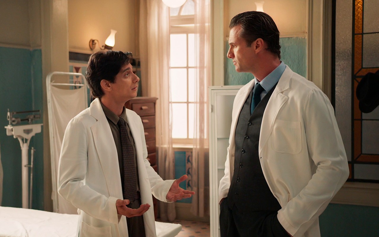 Êta Mundo Melhor!: Túlio leva a pior depois de ser flagrado beijando Sandra - Gshow