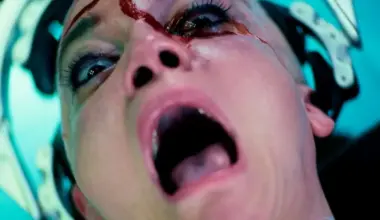 Lauren LaVera, de ‘Terrifier’, é TORTURADA no trailer do novo TERROR do diretor de ‘Jogos Mortais 2’