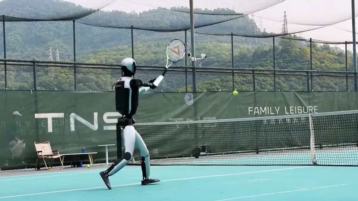 robô humanoide chinês joga ténis quase como um profissional