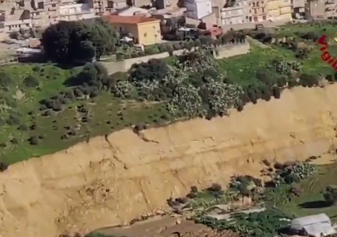 1500 pessoas evacuadas. “A colina inteira desmorona-se”