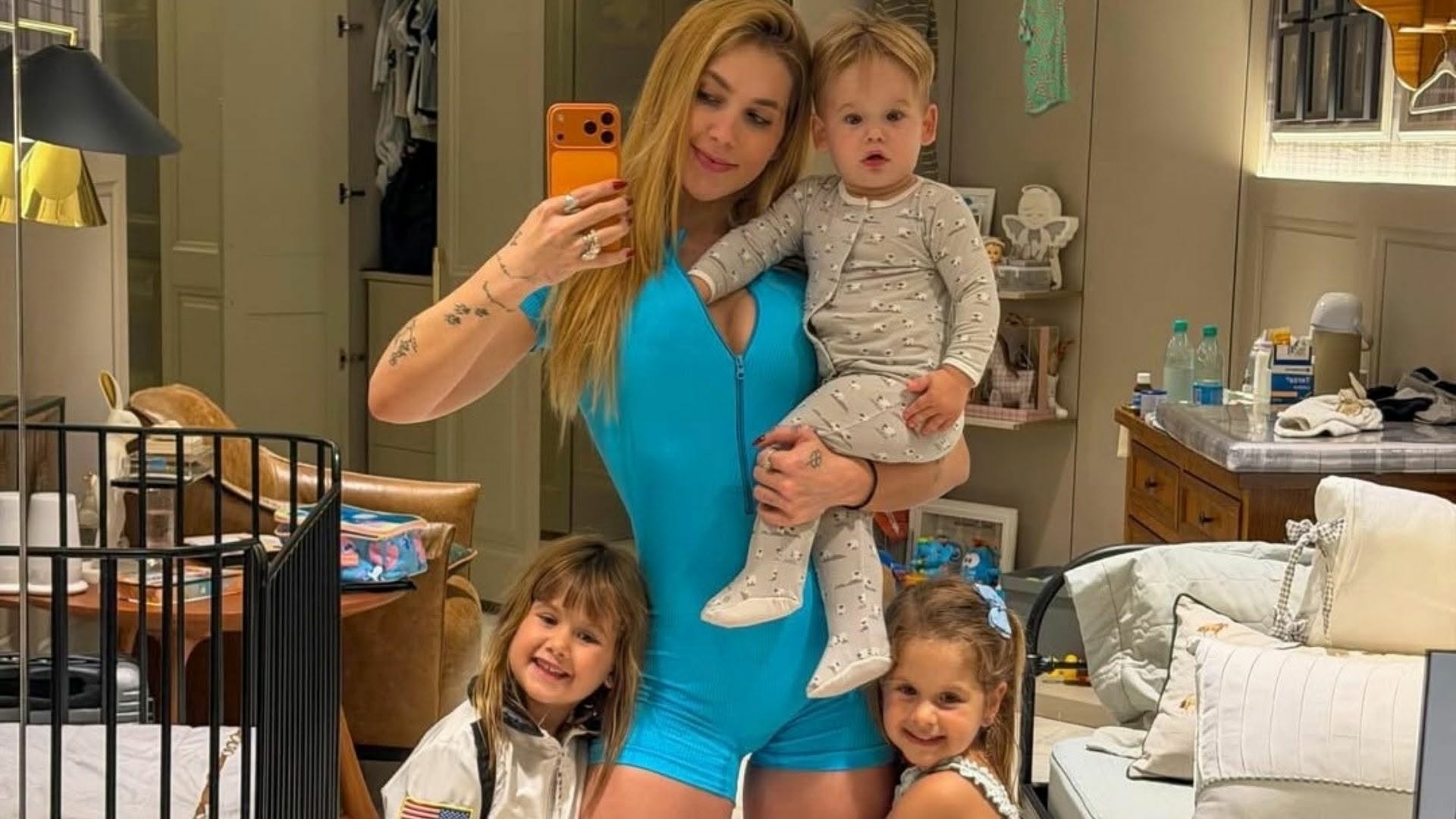 Virginia com os filhos em casa