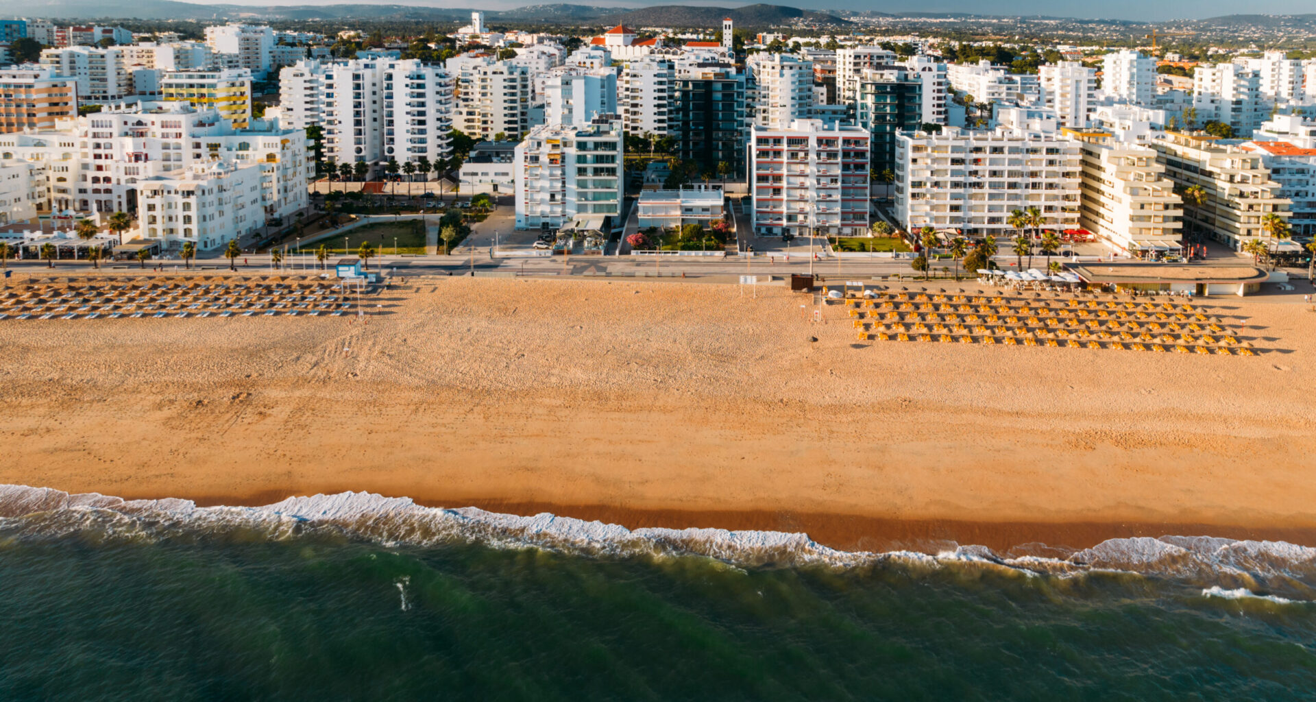 Apartamentos avaliados em mais de 1.000.000€ 'ameaçados' pelo avanço do mar nesta zona do Algarve: podem desaparecer em breve