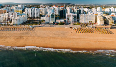Apartamentos avaliados em mais de 1.000.000€ 'ameaçados' pelo avanço do mar nesta zona do Algarve: podem desaparecer em breve