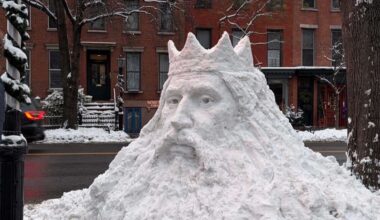 escultura de neve de rei barbudo vira atração inesperada em esquina dos EUA