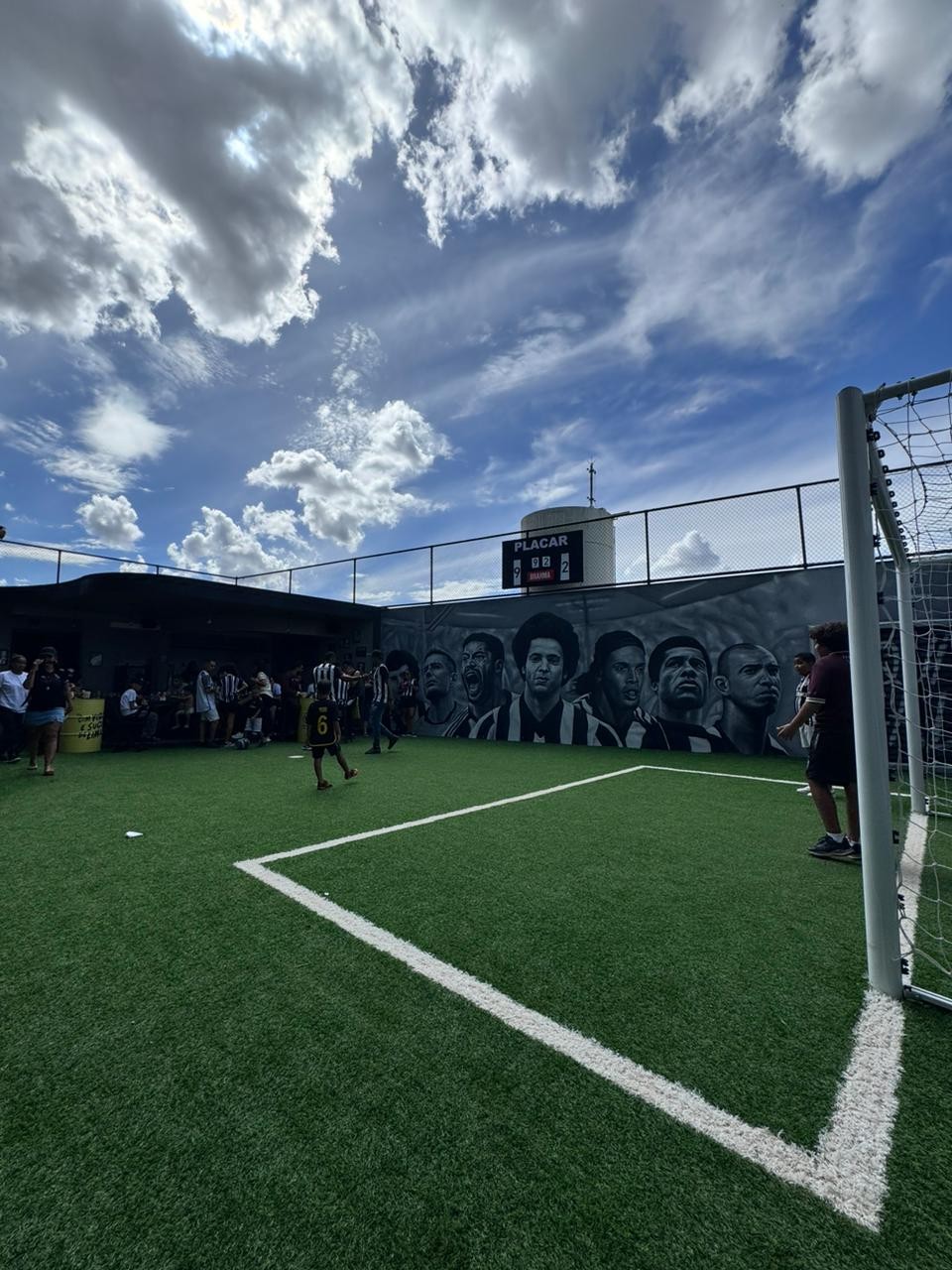 Bar de Daniel de Oliveira em Belo Horizonte conta com campo de futebol — Foto: Divulgação
