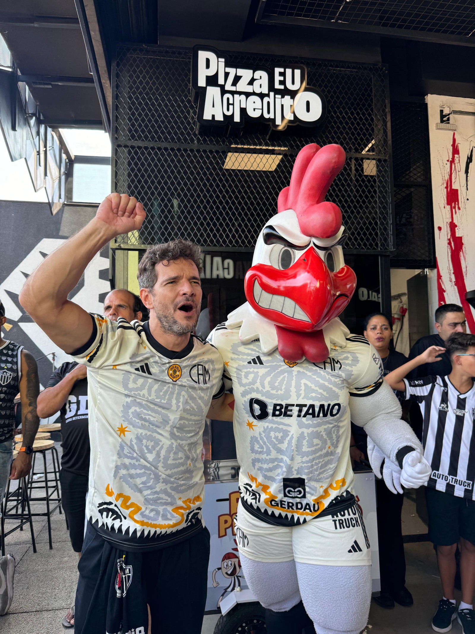 Ator Daniel de Oliveira abre bar temático de futebol em Belo Horizonte — Foto: Divulgação