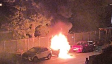 Viatura consumida pelas chamas nas Courelas (com fotos e vídeo)