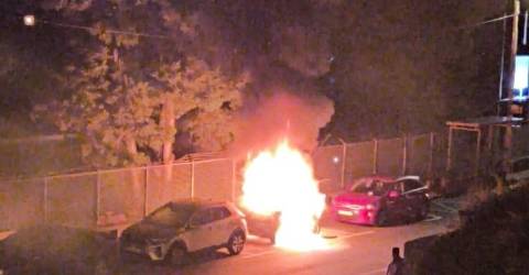 Viatura consumida pelas chamas nas Courelas (com fotos e vídeo)