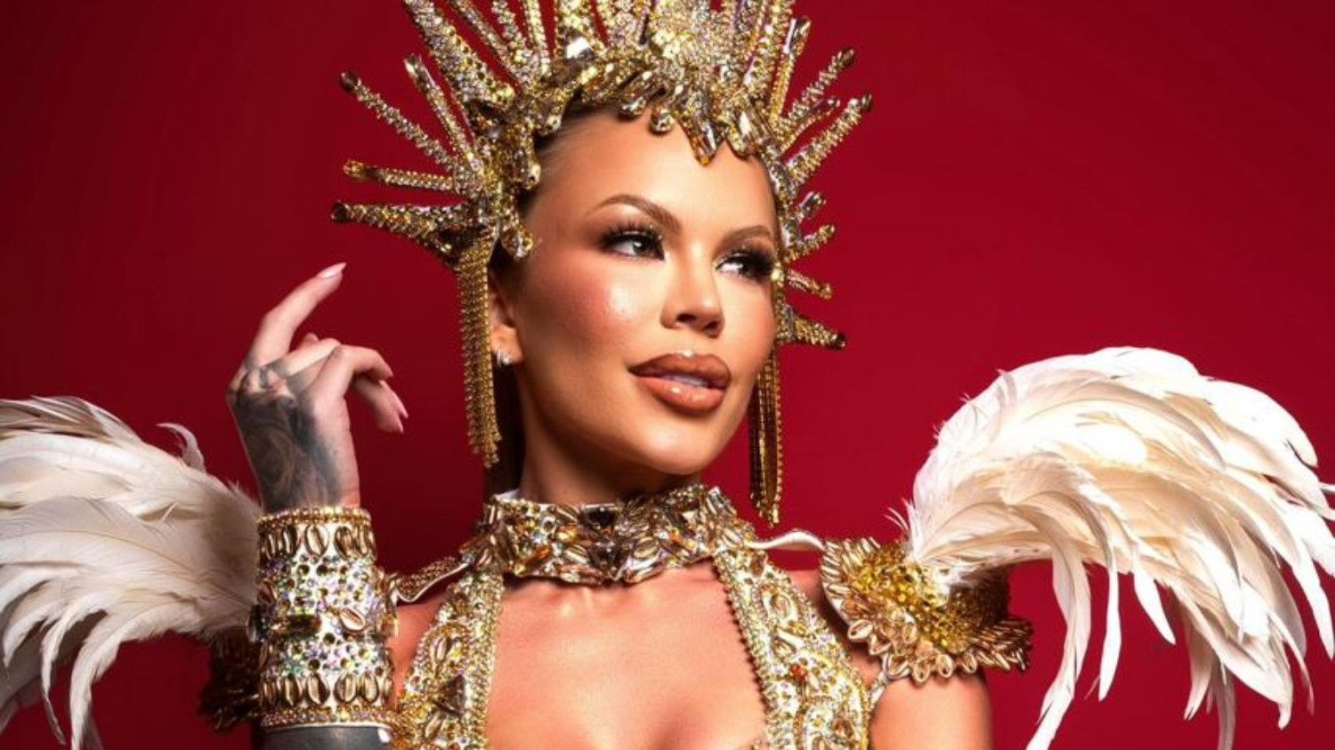 Musa da Estácio de Sá detalha preparação para desfilar com 62 cm de cintura na Sapucaí