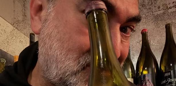 Zeca Camargo posta selfie com garrafa de vinho