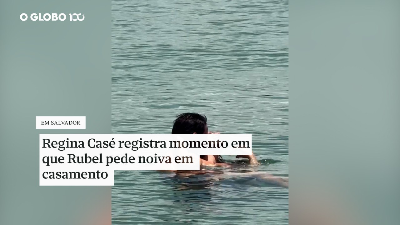 Rubel pede namorada em casamento dentro do mar, em Salvador, e momento é registrado por Regina Casé; vídeo