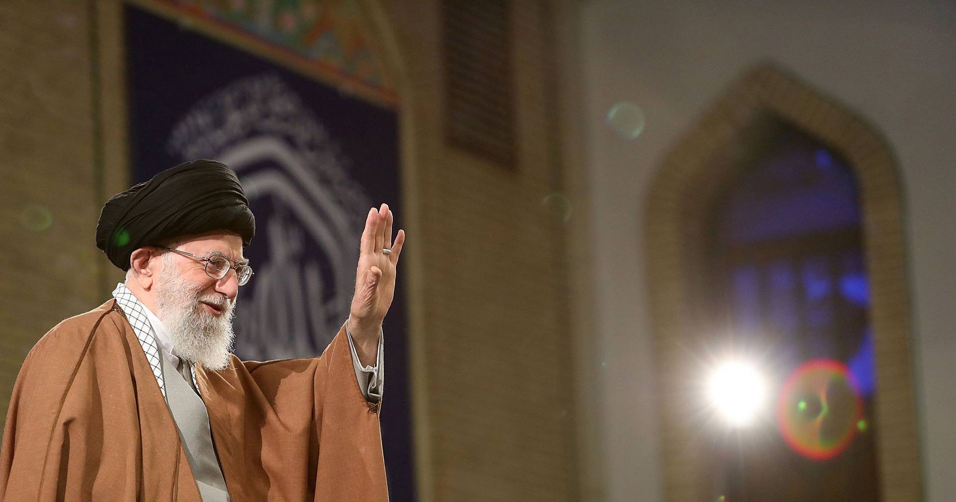 Escalada nas tensões nucleares EUA/Irão. Trump diz que “o Irão está a negociar a sério”, Khamenei alerta para “guerra no Médio Oriente”