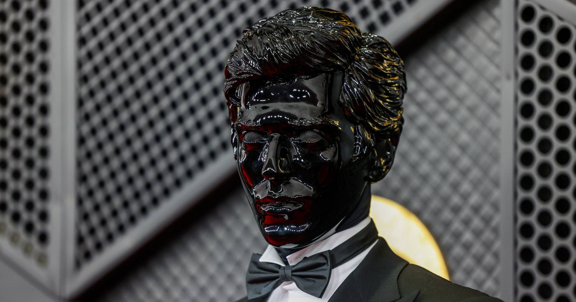 Quem é a celebridade por trás desta máscara nos Grammy? E não, não é Inteligência Artificial