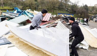 Kristin espalhou telhas de amianto pela via pública e há quem pegue nelas sem proteção: “Chovendo como chove, ninguém consegue raciocinar”