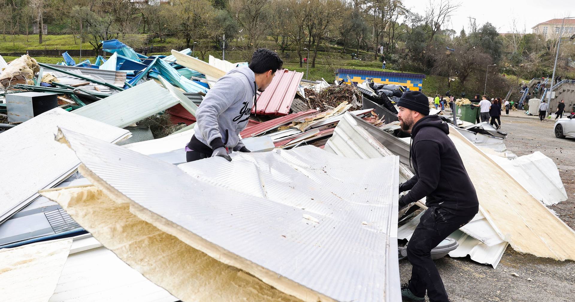 Kristin espalhou telhas de amianto pela via pública e há quem pegue nelas sem proteção: “Chovendo como chove, ninguém consegue raciocinar”