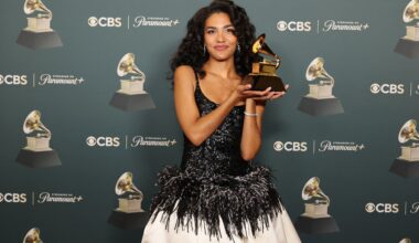 Quem é Olivia Dean, vencedora do Grammy 2026 que entrou para a lista de Adele e Beatles