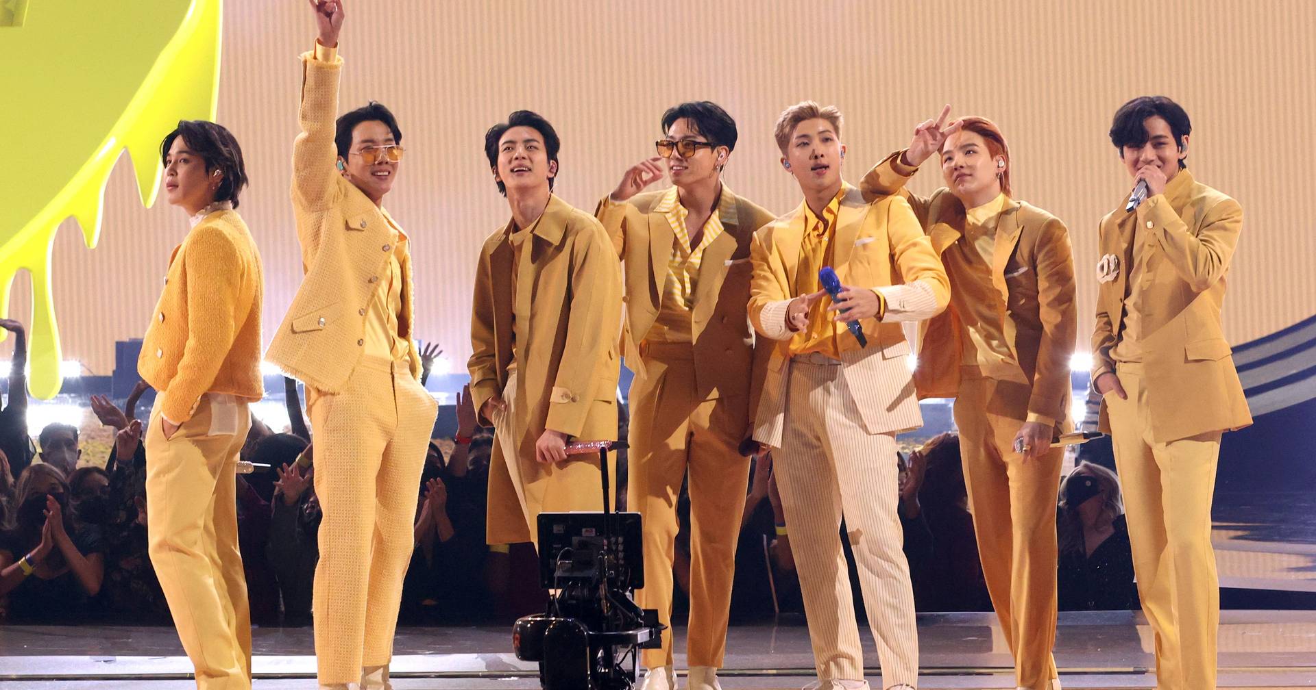 BTS surpreendem fãs e aterram em Portugal