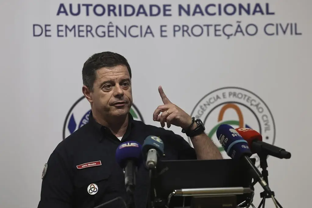 Comandante Nacional da Proteção Civil ausentou-se do país para formação durante tempestade