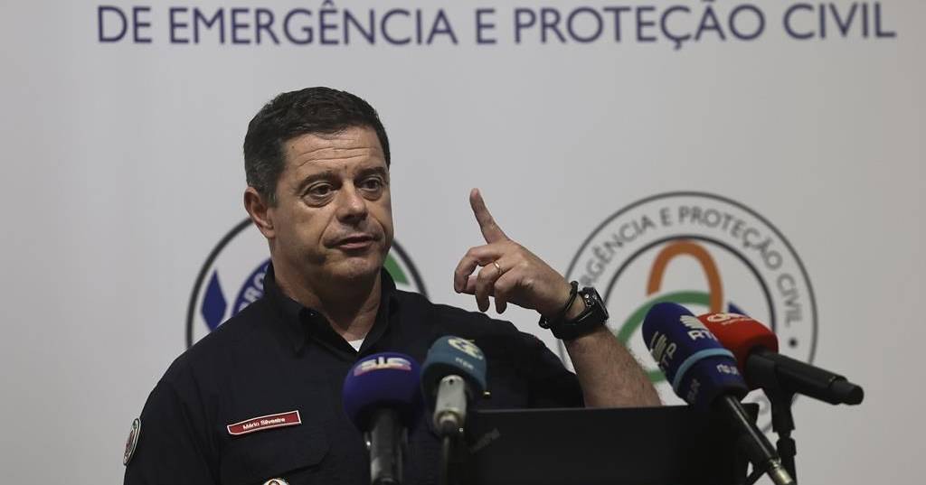 Comandante Nacional da Proteção Civil ausentou-se do país para formação durante tempestade