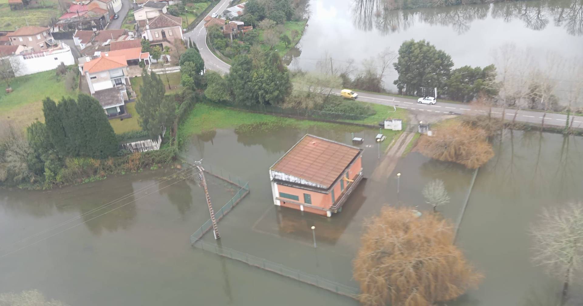 Helicóptero da Força Aérea mostra localidades inundadas pelo rio Vouga