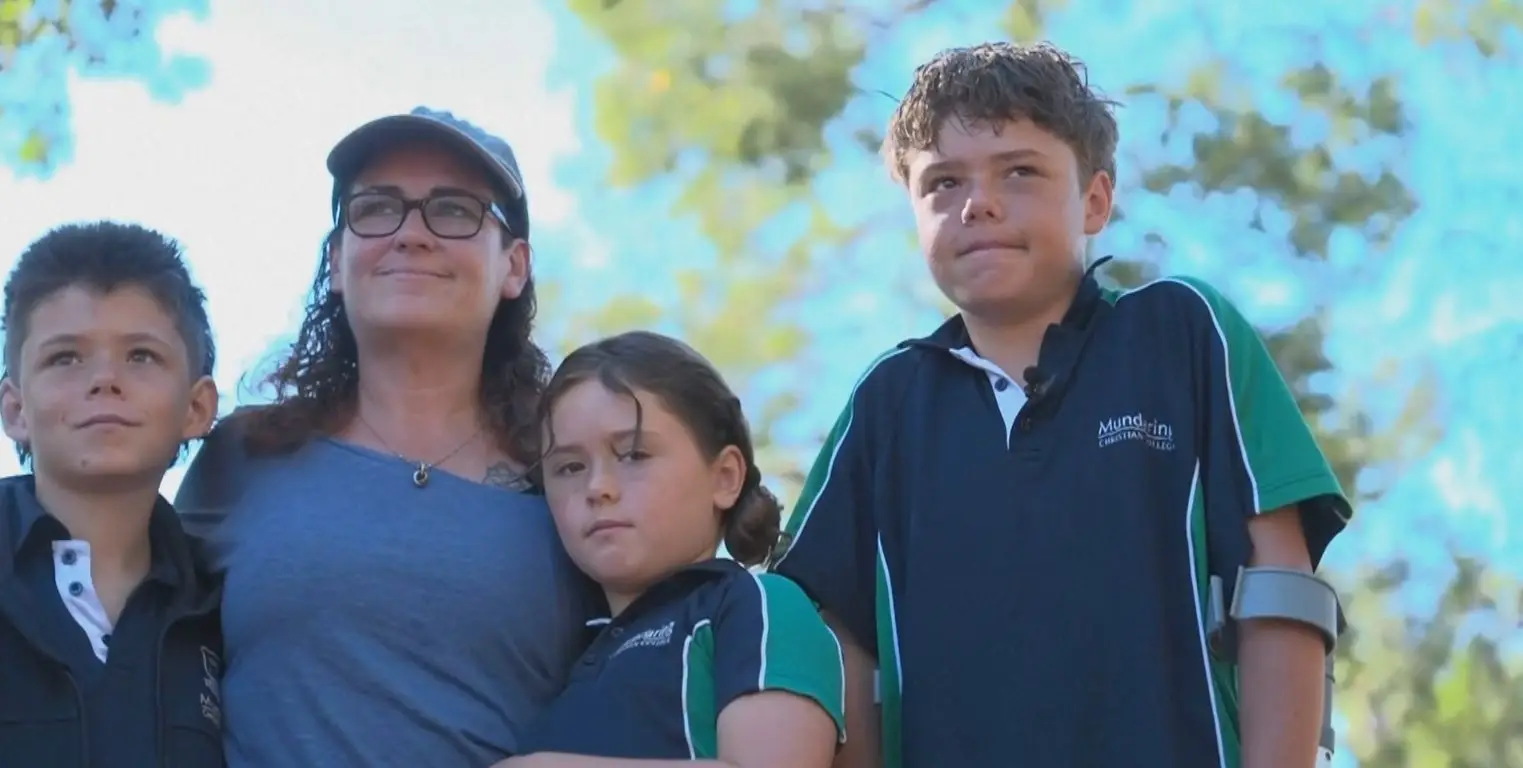 Austin Appelbee (direita) com a mãe e os irmãos