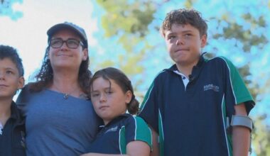 Jovem de 13 anos nada quatro horas para salvar mãe e irmãos à deriva na Austrália