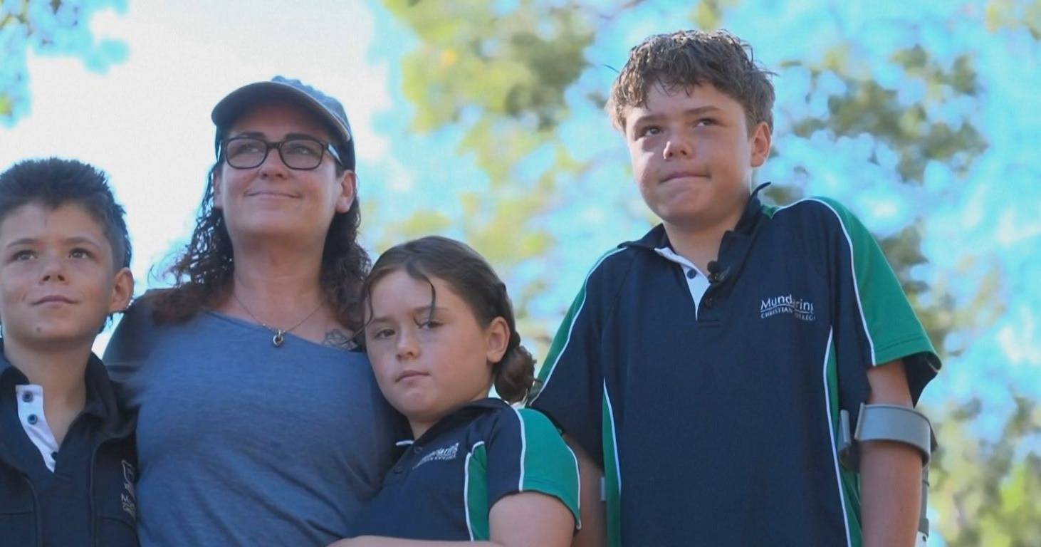 Jovem de 13 anos nada quatro horas para salvar mãe e irmãos à deriva na Austrália