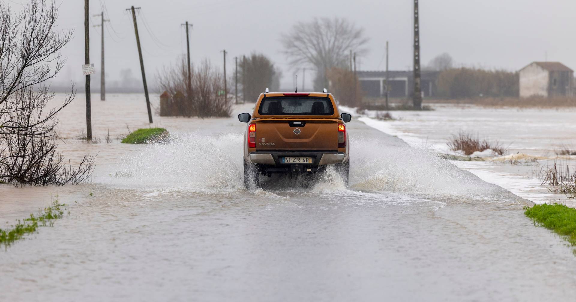 Autoridades pedem à população para evitar deslocações desnecessárias, ministra equipara depressão Kristin a "furacão" - SIC Notícias