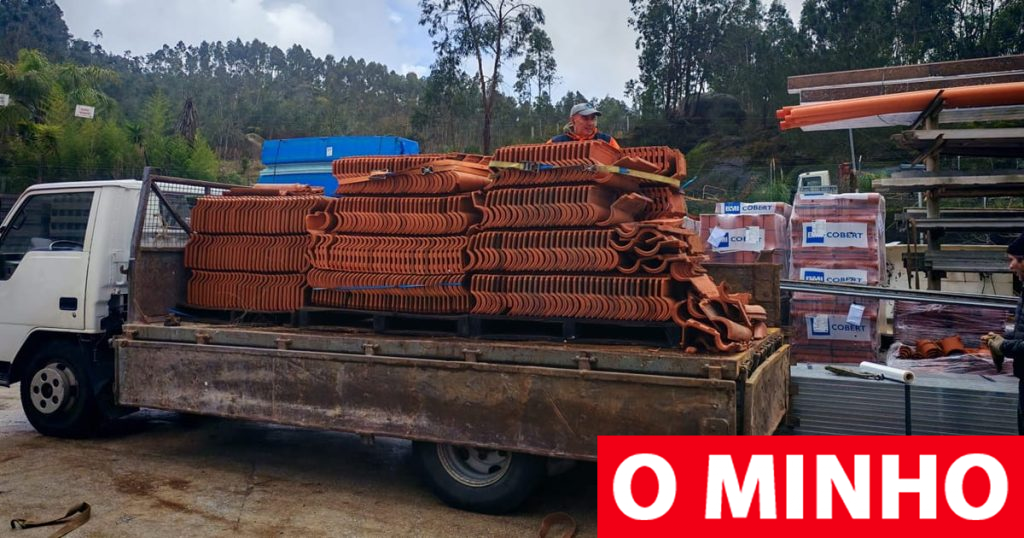 Empresas de Braga levam telhas para ajudar na reconstrução de casas destruídas em Leiria