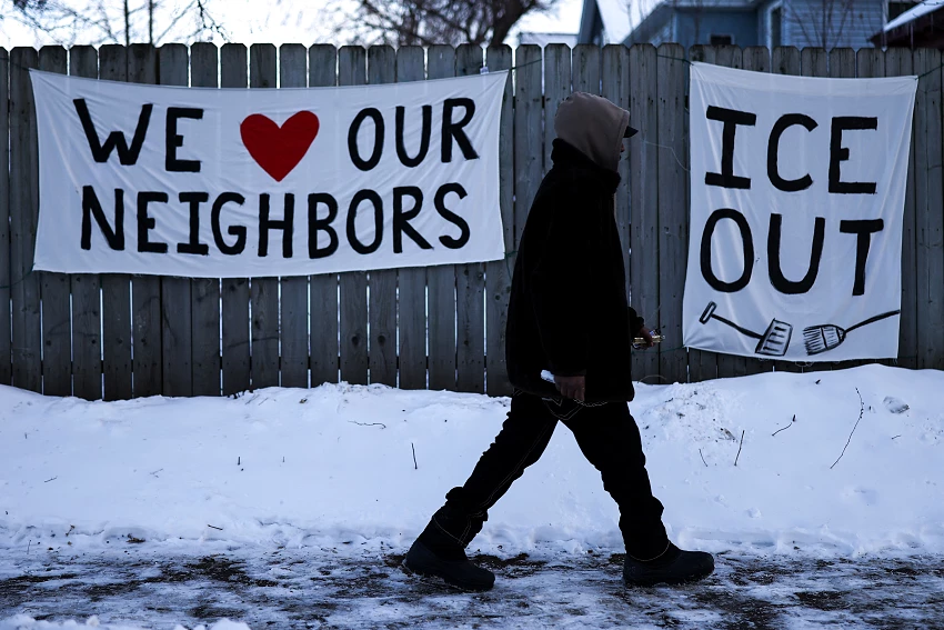 Palavras de ordem contra o ICE nas ruas de Minneapolis