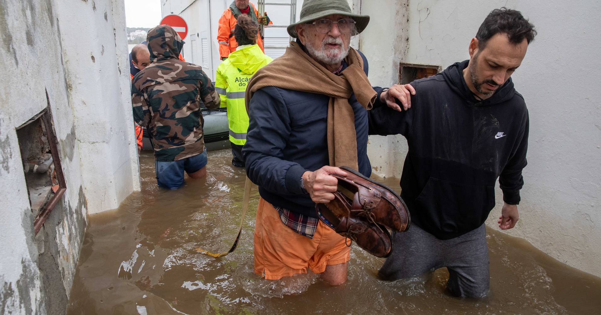 “Aqui, só podemos esperar.” Em Alcácer do Sal, ainda há famílias presas em casa pelas “cheias de uma vida”